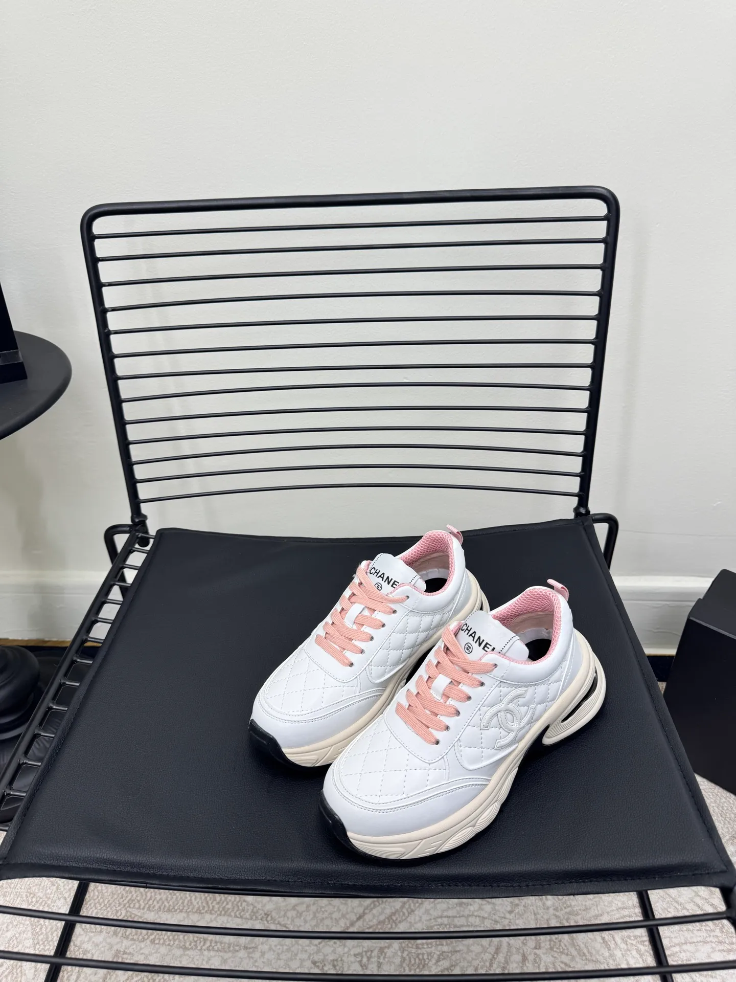 Men's men's shoes P660! Size: 35-41 Chanel 25C new Chanel sports and casual shoes. Versatile white shoes. You can’t go wrong with the styles. The contrasting colors are full of vitality. The logo embossed on the side is very delicate on the feet. The upper is made of original customized materials. The original outsole.